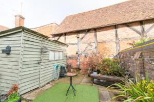 Zahrada ubytování 2-Bedroom Stylish, Cosy & Bright Cottage, Pet Friendly, Sleeps 5, Titchfield Village - SUMMER SPECIAL OFFER AVAILABLE! - by Blue Puffin Stays
