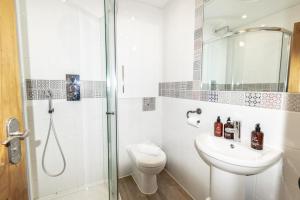 Koupelna v ubytování 2-Bedroom Stylish, Cosy & Bright Cottage, Pet Friendly, Sleeps 5, Titchfield Village - SUMMER SPECIAL OFFER AVAILABLE! - by Blue Puffin Stays