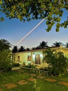 une maison avec un arc en ciel dans l'établissement Casa Ana Frank, à Parajuru