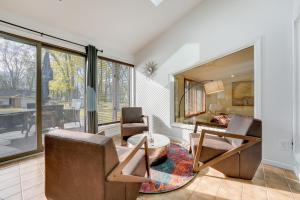 uma sala de estar com mobiliário e uma grande janela em Cassopolis Vacation Home - Walk to Diamond Lake! em Cassopolis