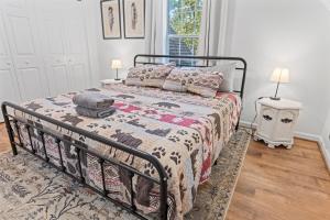 um quarto com uma cama, 2 candeeiros e uma janela em New Listing! Gold Dust Getaway - 3 Bed, Hot Tub em Dahlonega