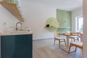 Kuchyň nebo kuchyňský kout v ubytování 633 APPIA DESIGN ROOM