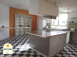 - une cuisine avec des placards blancs et un sol en damier dans l'établissement Chambre CORSAIRE en coliving, à Brest