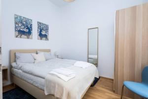- une chambre avec un lit orné de deux peintures murales dans l'établissement OrestaLiving - Spacious 2BR on the Danube Canal, à Vienne
