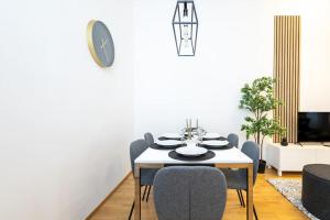 Télévision ou salle de divertissement dans l'établissement OrestaLiving - Spacious 2BR on the Danube Canal