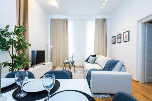 Seating area sa OrestaLiving - Spacious 2BR on the Danube Canal