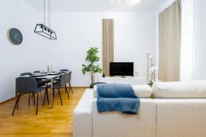 Télévision ou salle de divertissement dans l'établissement OrestaLiving - Spacious 2BR on the Danube Canal