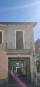 a building with a garage with a balcony at Rho appartamento in centro in Rho