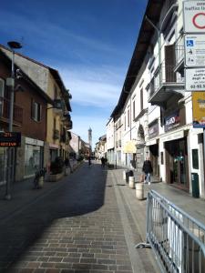 an empty street in a town with buildings at Rho appartamento in centro in Rho