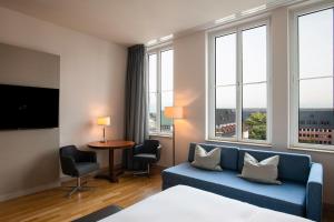 TV a/nebo společenská místnost v ubytování Hilton Cologne
