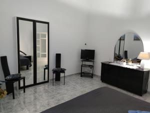 ein Wohnzimmer mit einem großen Spiegel und einer Kommode in der Unterkunft GevyNapule in Neapel