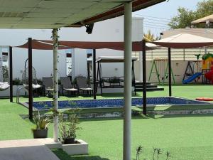 un pabellón con piscina y parque infantil en Labella Chalet, en Barka