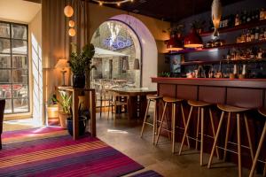 バルセロナにあるHotel Neri – Relais & Chateauxの窓のある部屋