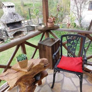 una silla, una mesa y una chimenea en el porche en Σαν Παραμυθάκι en Filýra