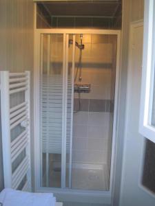 eine Dusche mit Glastür im Bad in der Unterkunft Le Clos D'aval Le Paulownia in Saint-Nicolas-dʼAliermont