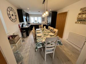 Kuchyň nebo kuchyňský kout v ubytování WHITBY-CAPTAINS HOUSE WHITBY - 4 bed Luxury Holiday Home