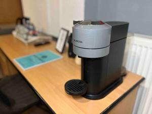 a coffee maker sitting on a wooden desk at Luxury Suite in Colchester Town Centre By Station in Colchester