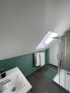 Ett badrum på Maison rénové bourg de Plourhan