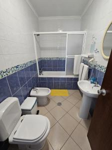 ein Badezimmer mit 2 WCs und einem Waschbecken in der Unterkunft Hotel Adelaide in Faro