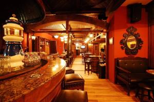 un bar con barra y sillas en un restaurante en Gold City 5 star resort 2+1 appartement sea view and aqua park, en Alanya
