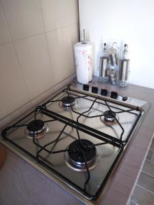 een kookplaat in de keuken bij Rho appartamento in centro in Rho