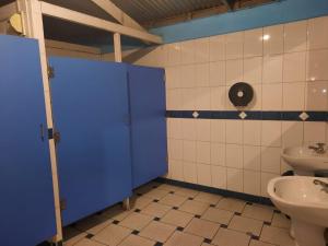 baño con puerta azul y lavamanos en HOTEL ZEGARRA, en Chalhuanca