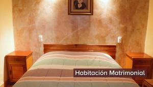 1 dormitorio con 1 cama y 2 mesitas de noche en HOTEL ZEGARRA en Chalhuanca