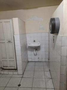 y baño con lavabo y aseo. en HOTEL ZEGARRA, en Chalhuanca