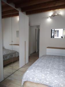 een slaapkamer met een bed en een glazen wand bij Rho appartamento in centro in Rho