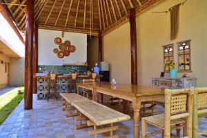 a dining room with a table and chairs at IGUANA HOUSE in Máncora