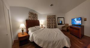 a bedroom with a bed and a flat screen tv at Sheppard in Washington