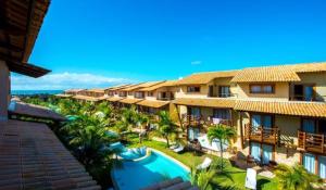 Blick auf ein Resort mit Swimmingpool in der Unterkunft Apartamento 320 Praia Bonita Resort in Nísia Floresta