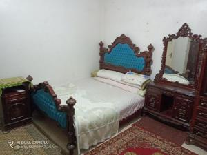 杜姆亞特的住宿－شقة مفروشة للايجار，一间卧室配有一张床、梳妆台和镜子
