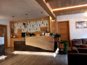 un restaurante con barra en una habitación en Hotel Valle Pesio Ristorante, en Chiusa di Pesio