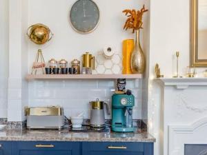 Кухня или кухненски бокс в The Railway Cottage - Stylish & Dreamy Home in the Heart of Whitstable