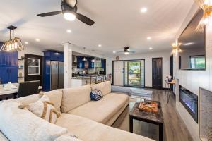 un soggiorno con divano e tavolo di Beautiful Clearwater home! a Clearwater