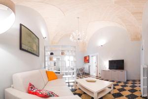 sala de estar con sofá blanco y mesa en Arabesque Luxury Apartment - Roof Garden, en Taranto