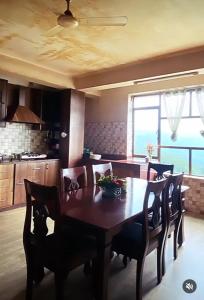 een eettafel en stoelen in een keuken bij Olivehomestay in Kohīma