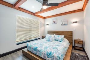 una camera con letto e finestra di Beautiful Clearwater home! a Clearwater