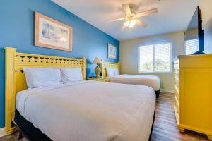 Ένα ή περισσότερα κρεβάτια σε δωμάτιο στο Walk to Shore Roomy Condo in North Myrtle Beach!