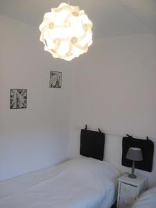 Un pat sau paturi într-o cameră la Le Clos D'aval Le Cerisier