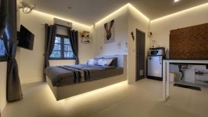 Moonway Bungalows في كو بانغان: غرفة نوم صغيرة بها سرير وثلاجة