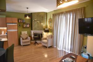 TV a/nebo společenská místnost v ubytování Luxury apartment Athens Alimos Riviera