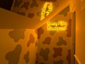 un cartel en una pared en una habitación en Quirky Attic Blackpool, en Blackpool