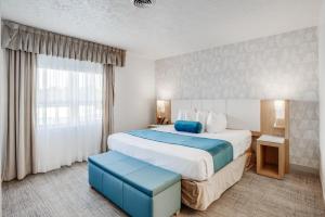 una camera con un grande letto e una grande finestra di Split Rock Resort a Lake Harmony