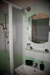 een badkamer met een wastafel en een spiegel bij Apartament w Złotym Stoku Przystanek Las in Złoty Stok