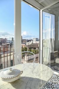 una mesa blanca con un plato en la parte superior de un balcón en Attico San Biagio, en Lecce