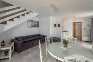 Posedenie v ubytovaní Corralejo Beachfront Villa Remos with Lobos Island View, Private Pool, Wifi & BBQ by Amazzzing Travel