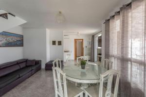 Posedenie v ubytovaní Corralejo Beachfront Villa Remos with Lobos Island View, Private Pool, Wifi & BBQ by Amazzzing Travel