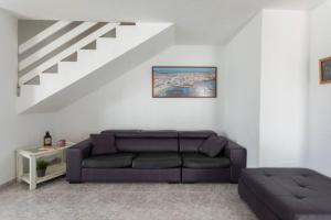 Posedenie v ubytovaní Corralejo Beachfront Villa Remos with Lobos Island View, Private Pool, Wifi & BBQ by Amazzzing Travel